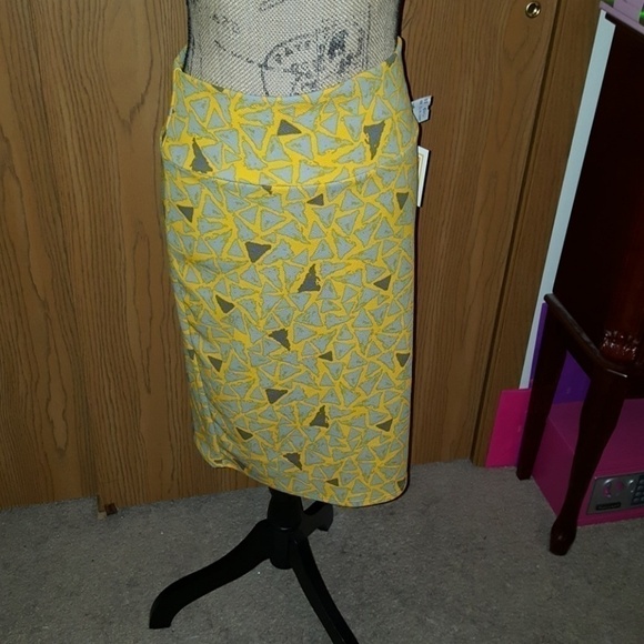 NWT Medium cassie. Yellow and grey geometric. - Picture 1 of 3